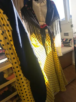 Traje de Flamenca Amarillo con Lunares azul oscuro