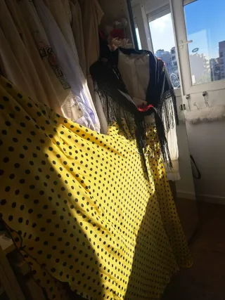 Traje de Flamenca Amarillo con Lunares azul oscuro