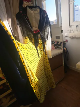 Traje de Flamenca Amarillo con Lunares azul oscuro