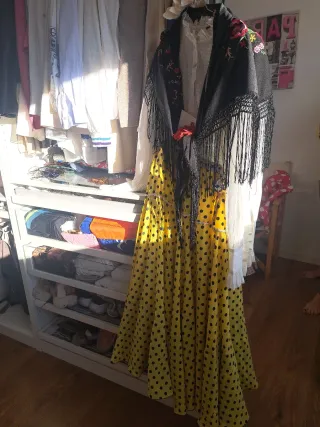 Traje de Flamenca Amarillo con Lunares azul oscuro