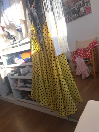 Traje de Flamenca Amarillo con Lunares azul oscuro