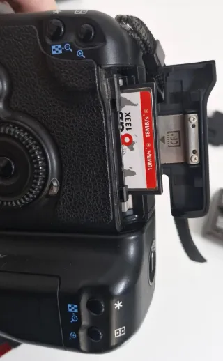 Canon EOS 20D + Grip BG-E2 + EF-S 18-55mm + acceso