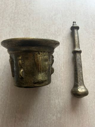Mortero y mano de bronce