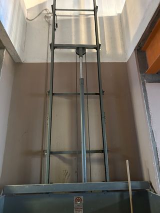 Elevador montacargas industrial