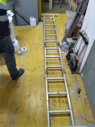 Escalera de aluminio plegable