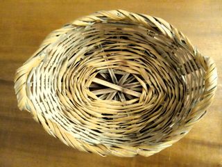 Cesta grande antigua de caña