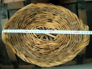 Cesta grande antigua de caña