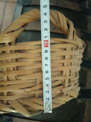 Cesta grande antigua de caña