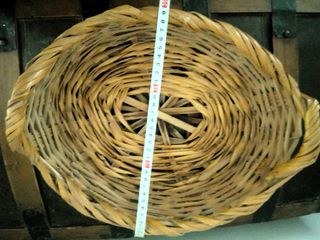 Cesta grande antigua de caña