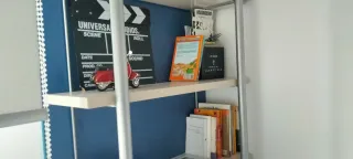 Estantería metálica y de madera