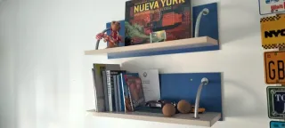 Estantería metálica y de madera