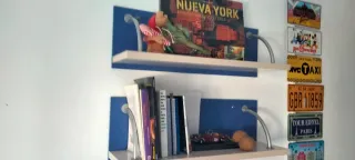 Estantería metálica y de madera