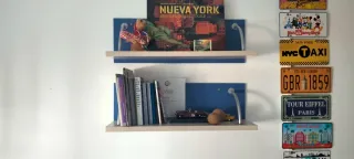 Estantería metálica y de madera