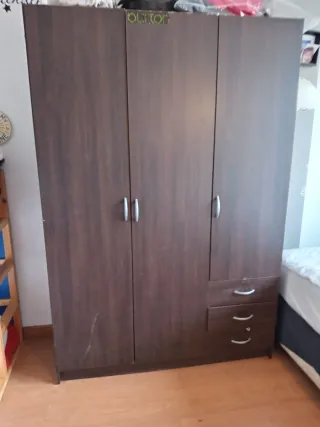 Armario de madera marrón oscuro