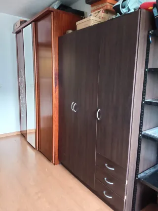 Armario de madera marrón oscuro