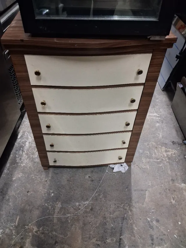 Cajonera de madera y crema