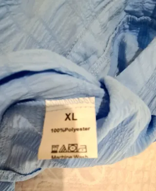 Blusa azzurra con volant