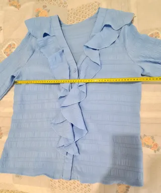 Blusa azzurra con volant
