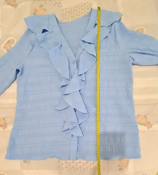 Blusa azzurra con volant