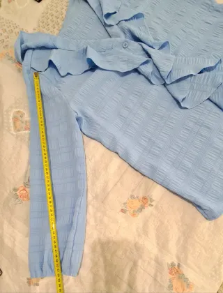 Blusa azzurra con volant