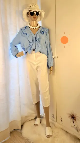 Blusa azzurra con volant