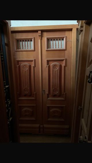 Puerta de madera maciza