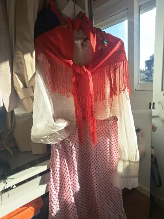 Traje de flamenca rojo y blanco