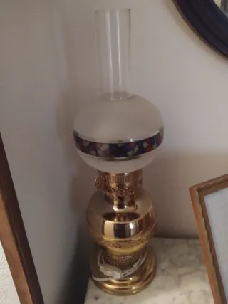 Lámpara de mesa dorada y multicolor