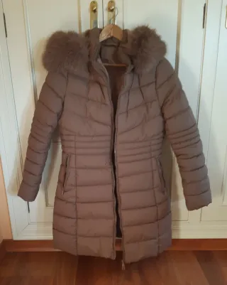 Abrigo acolchado con capucha y pelo