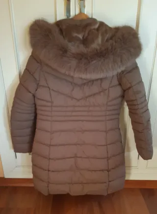 Abrigo acolchado con capucha y pelo