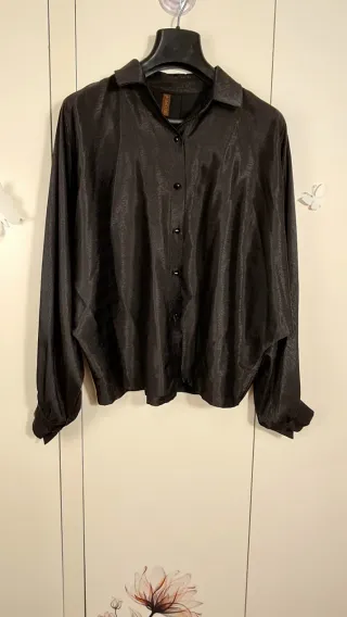 Camicia nera con maniche a sbuffo