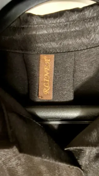 Camicia nera con maniche a sbuffo