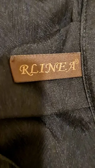 Camicia nera con maniche a sbuffo