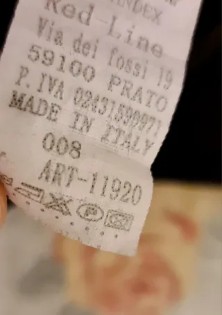 Camicia nera con maniche a sbuffo