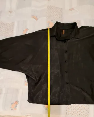 Camicia nera con maniche a sbuffo