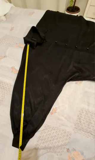 Camicia nera con maniche a sbuffo