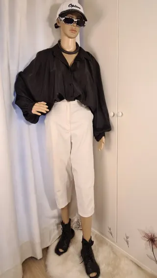 Camicia nera con maniche a sbuffo