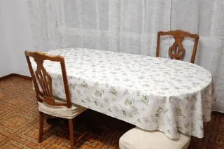 Mesa de comedor ovalada de madera. Para 8 personas