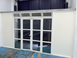 Puerta de entrada de aluminio