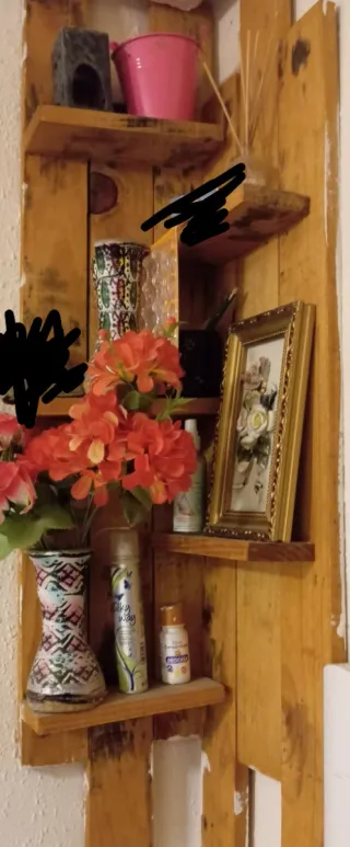 Estantería de madera rústica