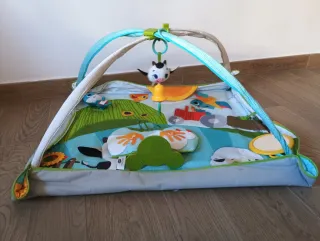 Gimnasio bebé con arco y juguetes