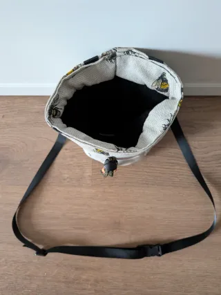 Magnesera con estampado de abejas