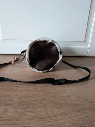 Magnesera con estampado de abejas