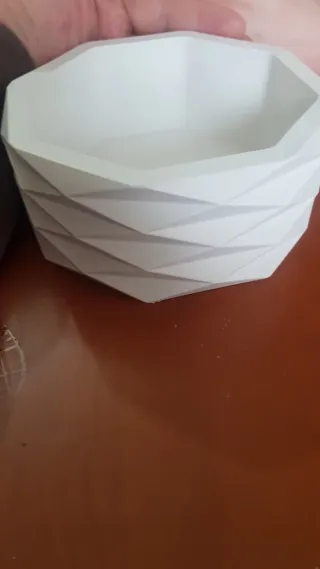 Vaso in gesso geometrico. Produzione propria. Otti