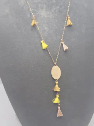 Collar chapado en oro con medalla y borlas