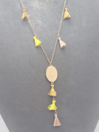 Collar chapado en oro con medalla y borlas