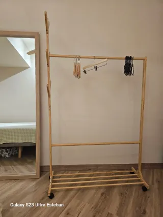 Perchero de madera y cajoneras .