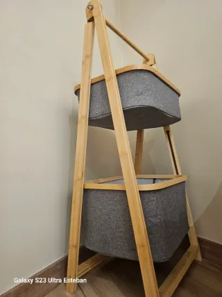 Perchero de madera y cajoneras .