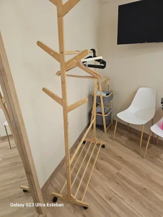 Perchero de madera y cajoneras .