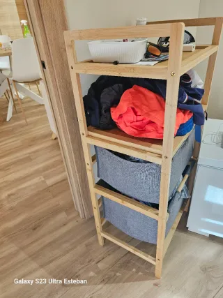 Perchero de madera y cajoneras .